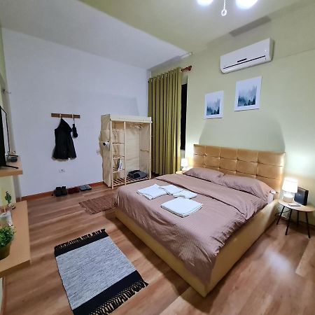 Ex-Block District Charming Studio Apartment With Treeish Sorrounding View! ติรานา ภายนอก รูปภาพ